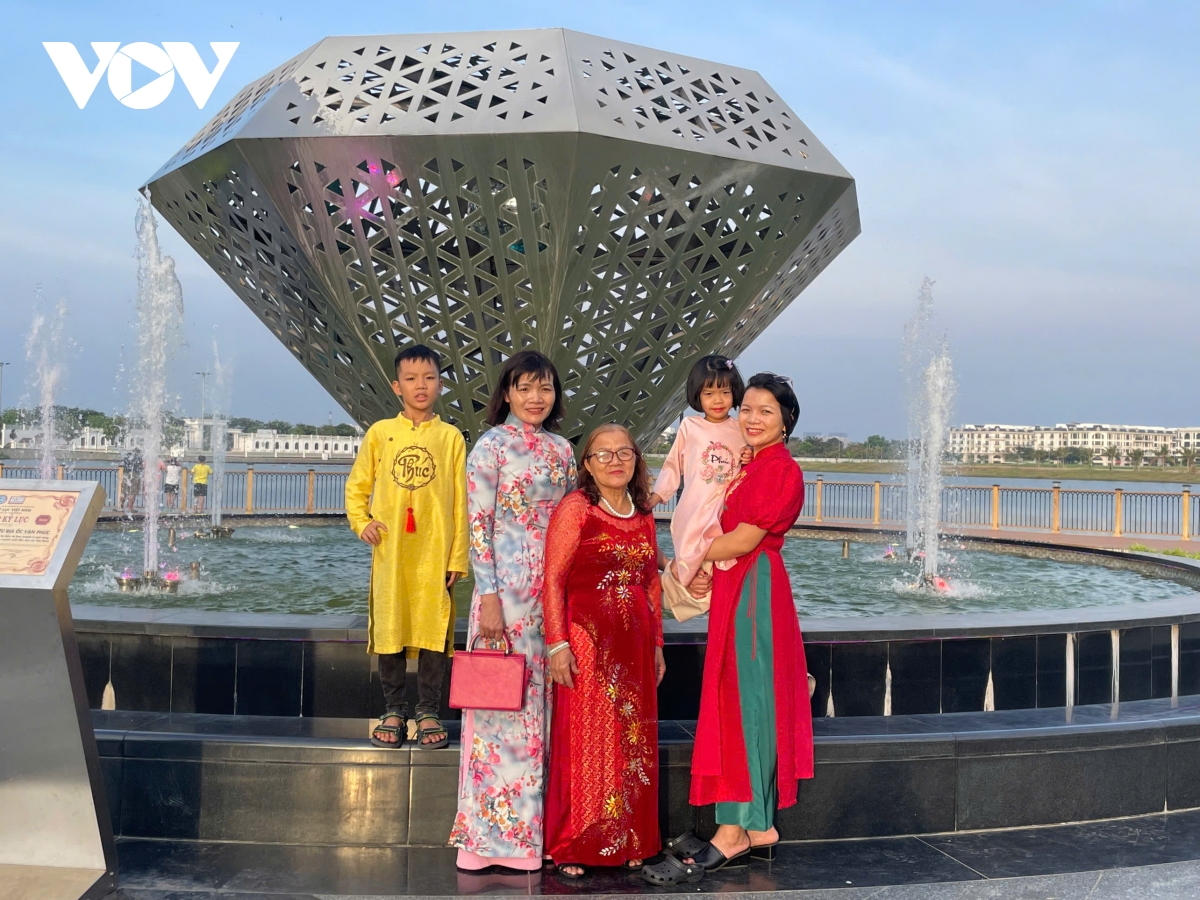 người dân tp.hcm xúng xính áo dài du xuân trong tiết trời mát mẻ hình ảnh 5 nguoi dan tp.hcm xung xinh ao dai du xuan trong tiet troi mat me hinh anh 5