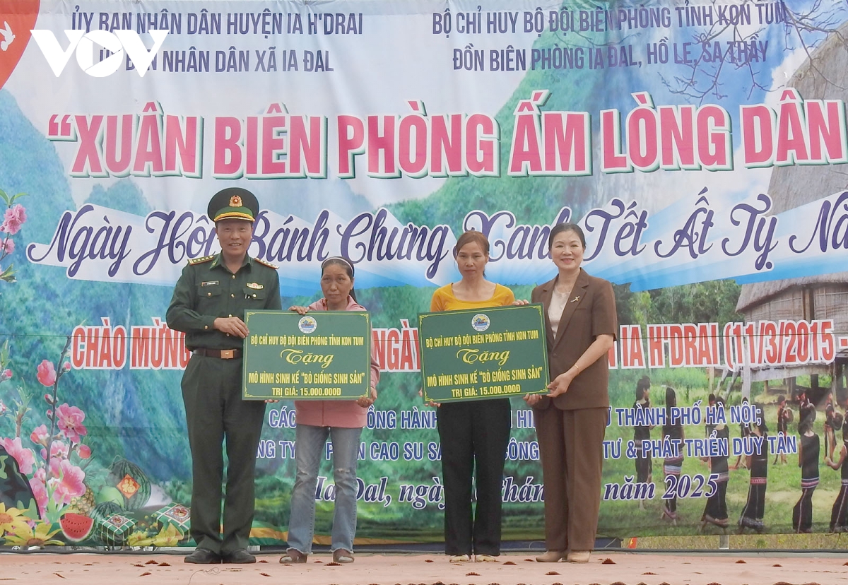 lãnh đạo đảng, nhà nước và tỉnh thành tặng quà nhân dịp tết nguyên đán hình ảnh 9 lanh dao dang, nha nuoc va tinh thanh tang qua nhan dip tet nguyen dan hinh anh 9