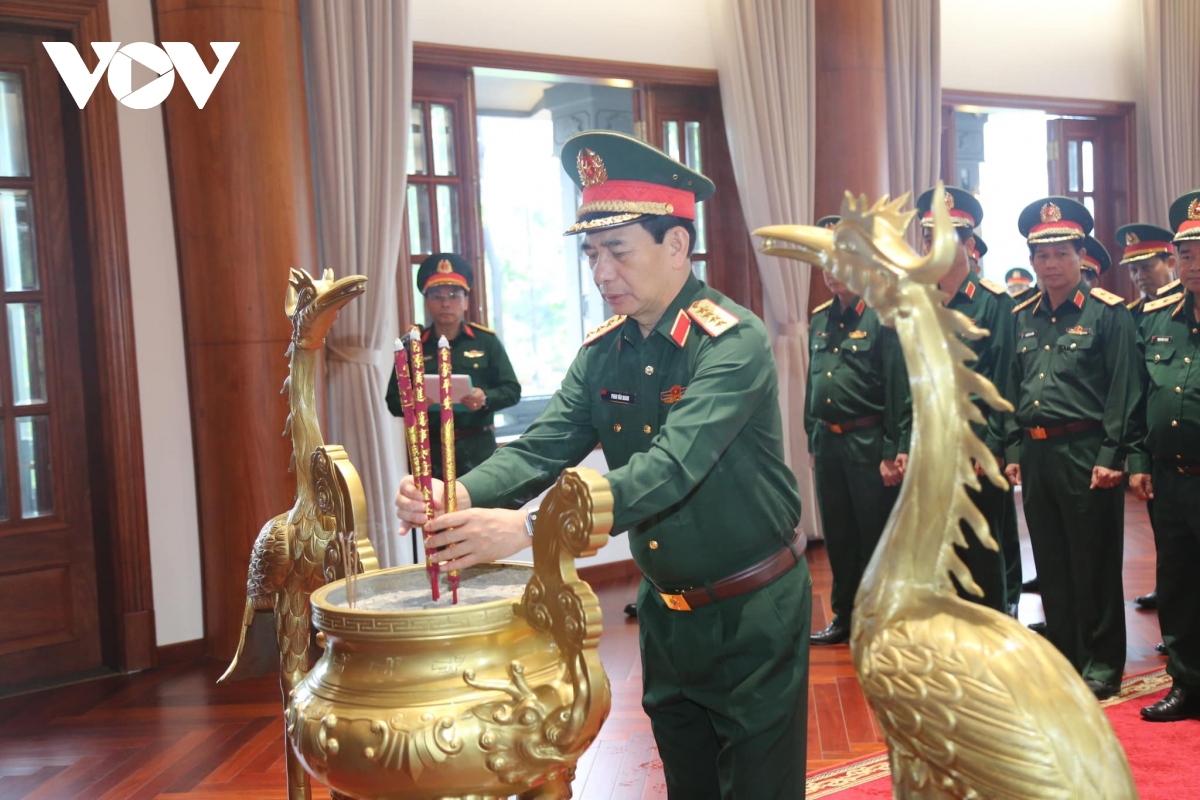 Đại tướng Phan Văn Giang dâng hương tại Bảo tàng Hồ Chí Minh - Chi nhánh Quân khu 5.