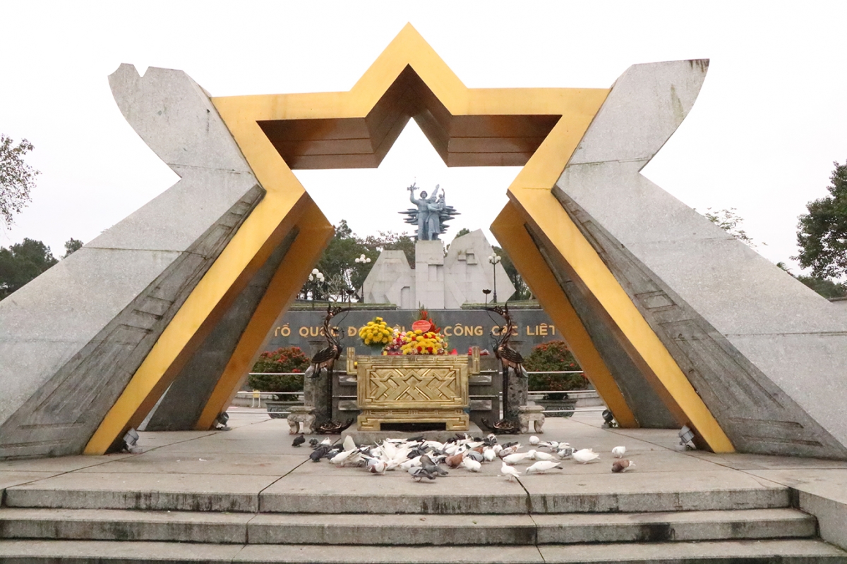 ngay cuoi nam o mien dat thieng quang tri no hoa hoa binh hinh anh 1