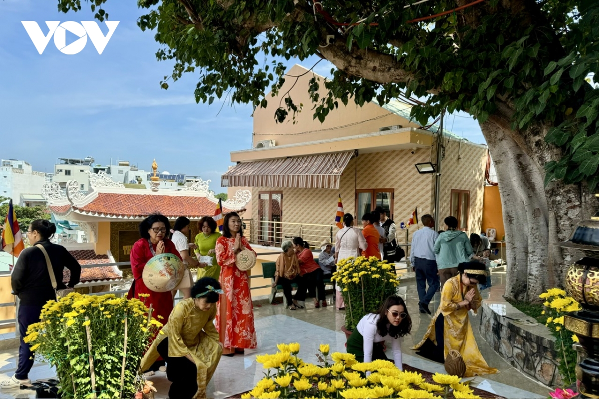 Người dân ở Bà Rịa – Vũng Tàu viếng chùa cầu an đầu năm mới