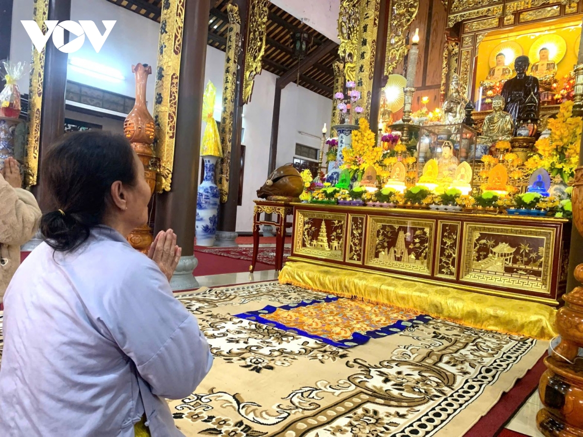 người dân huế đi chùa, mong cầu nước thái, dân an trong năm mới Ất tỵ hình ảnh 2 nguoi dan hue di chua, mong cau nuoc thai, dan an trong nam moi At ty hinh anh 2