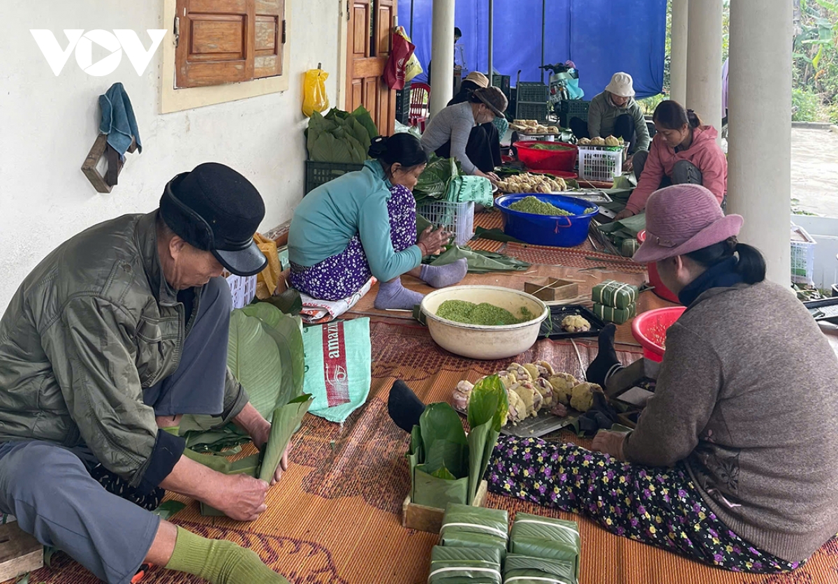 https://media.vov.vn/sites/default/files/styles/large_watermark/public/2025-01/dip_tet_nhieu_nha_thue_them_nhan_cong_goi_banh_cho_kip_don_hang.jpg