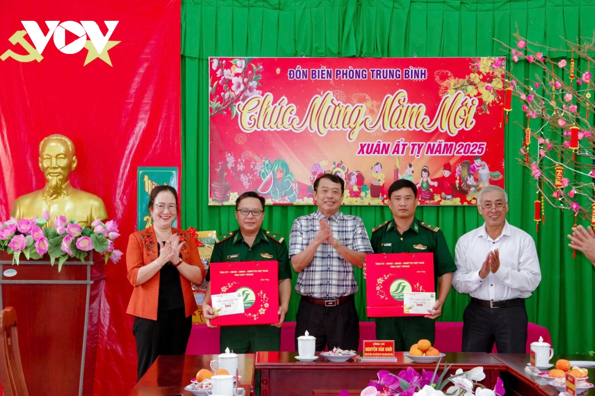 Chúc Tết, tặng quà người lao động ở nhiều địa phương trong cả nước