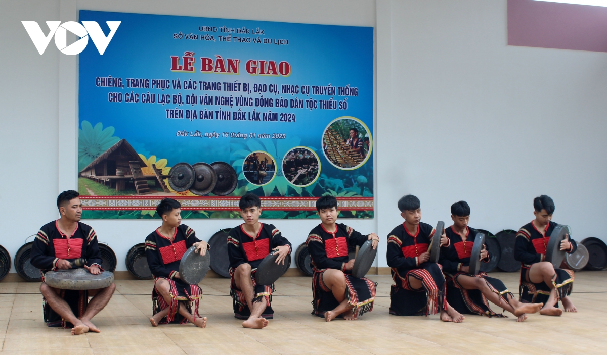 Đắk lắk cấp chiêng, trang phục hỗ trợ đội văn nghệ vùng dân tộc thiểu số hình ảnh 1 Dak lak cap chieng, trang phuc ho tro doi van nghe vung dan toc thieu so hinh anh 1