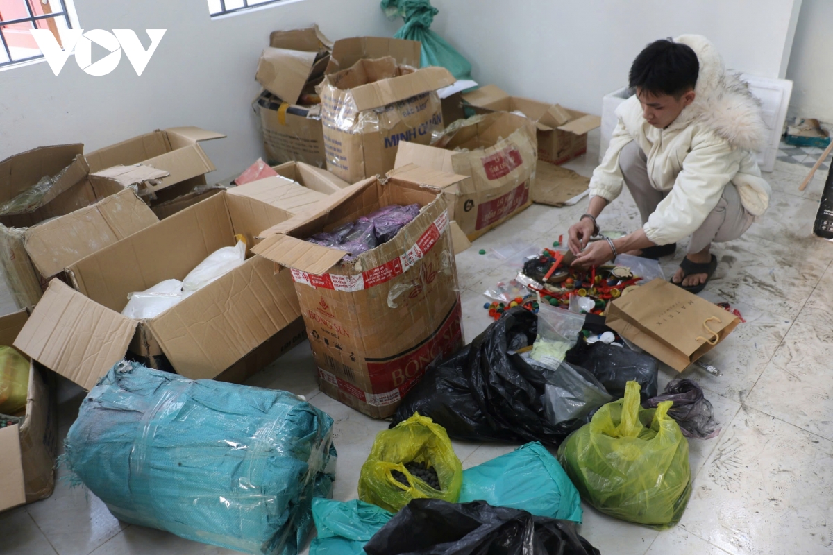 tàng trữ gần 9 tạ hóa chất để sản xuất thuốc pháo nổ tại nghệ an hình ảnh 1 tang tru gan 9 ta hoa chat de san xuat thuoc phao no tai nghe an hinh anh 1
