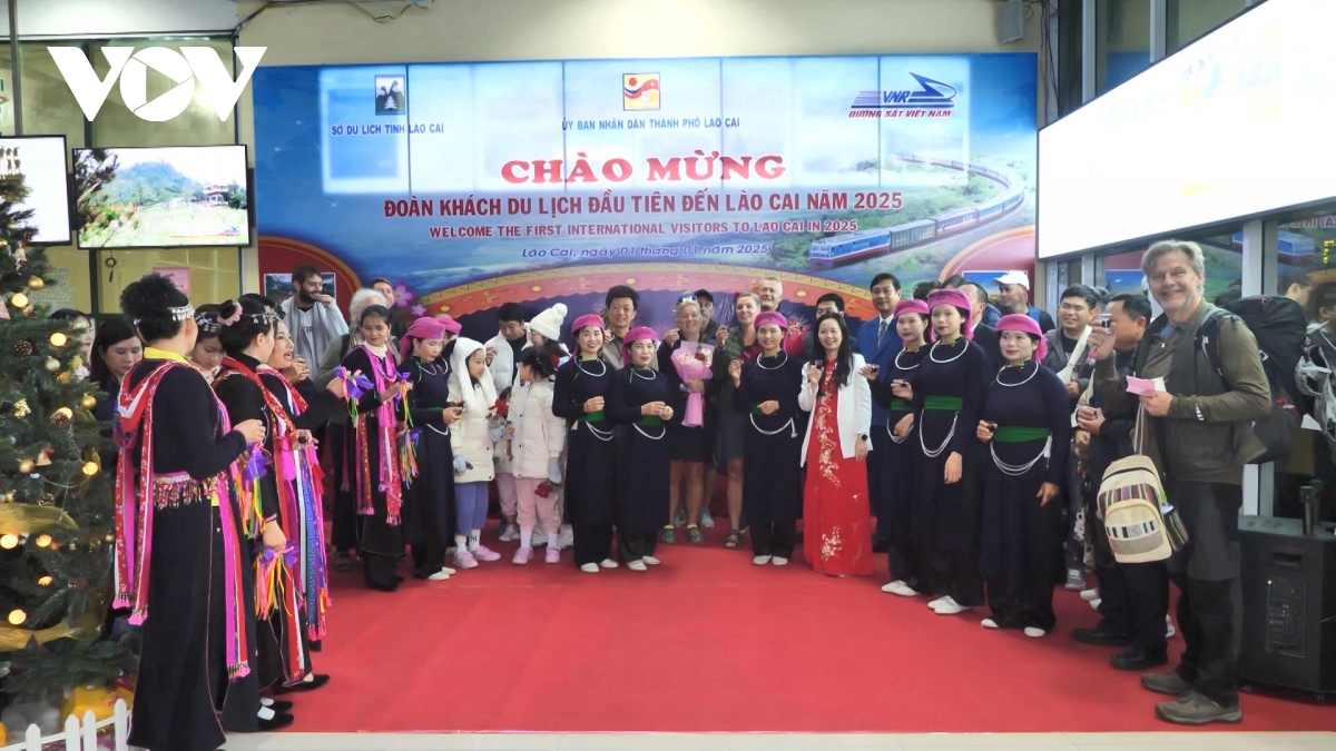 Đoàn du khách đầu tiên tới Lào Cai ngày đầu năm mới