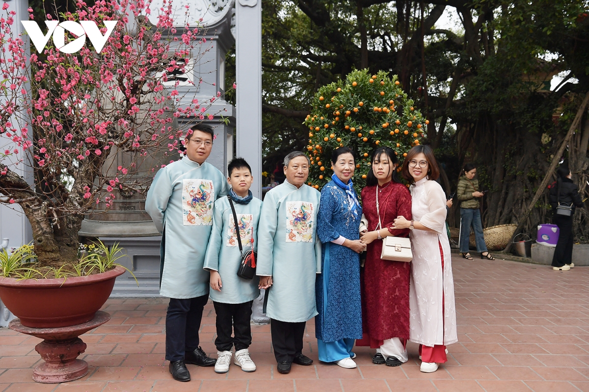 nguoi ha noi xung xinh ao dai du xuan sang mung 1 tet hinh anh 10