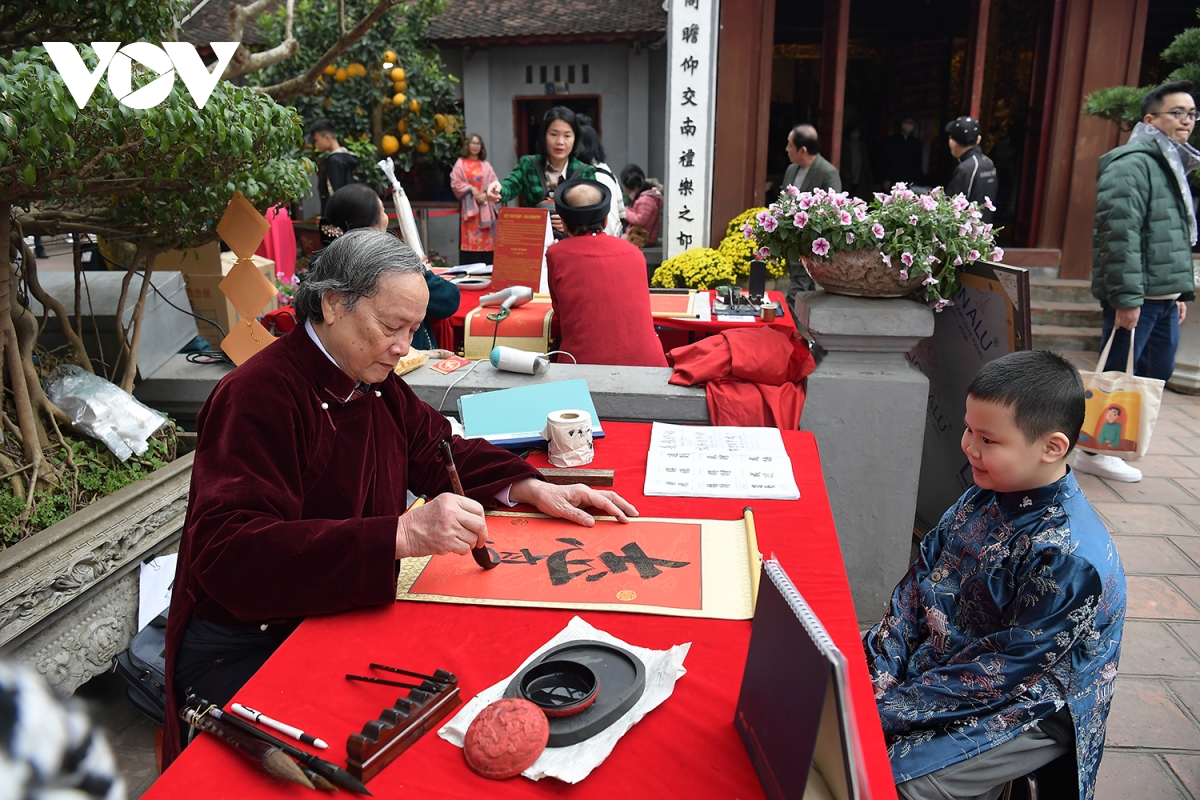 dong nguoi do ve chua tran quoc, phu tay ho di le sang mung 1 tet hinh anh 13