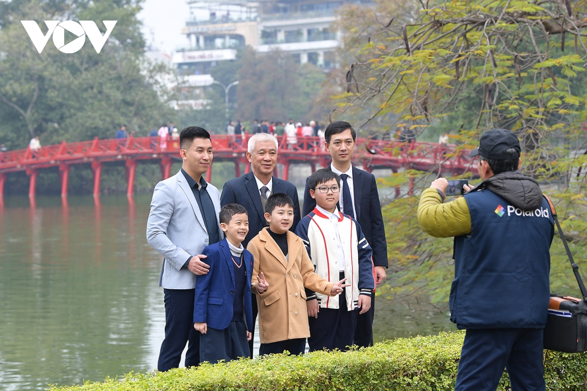 nguoi ha noi xung xinh ao dai du xuan sang mung 1 tet hinh anh 3