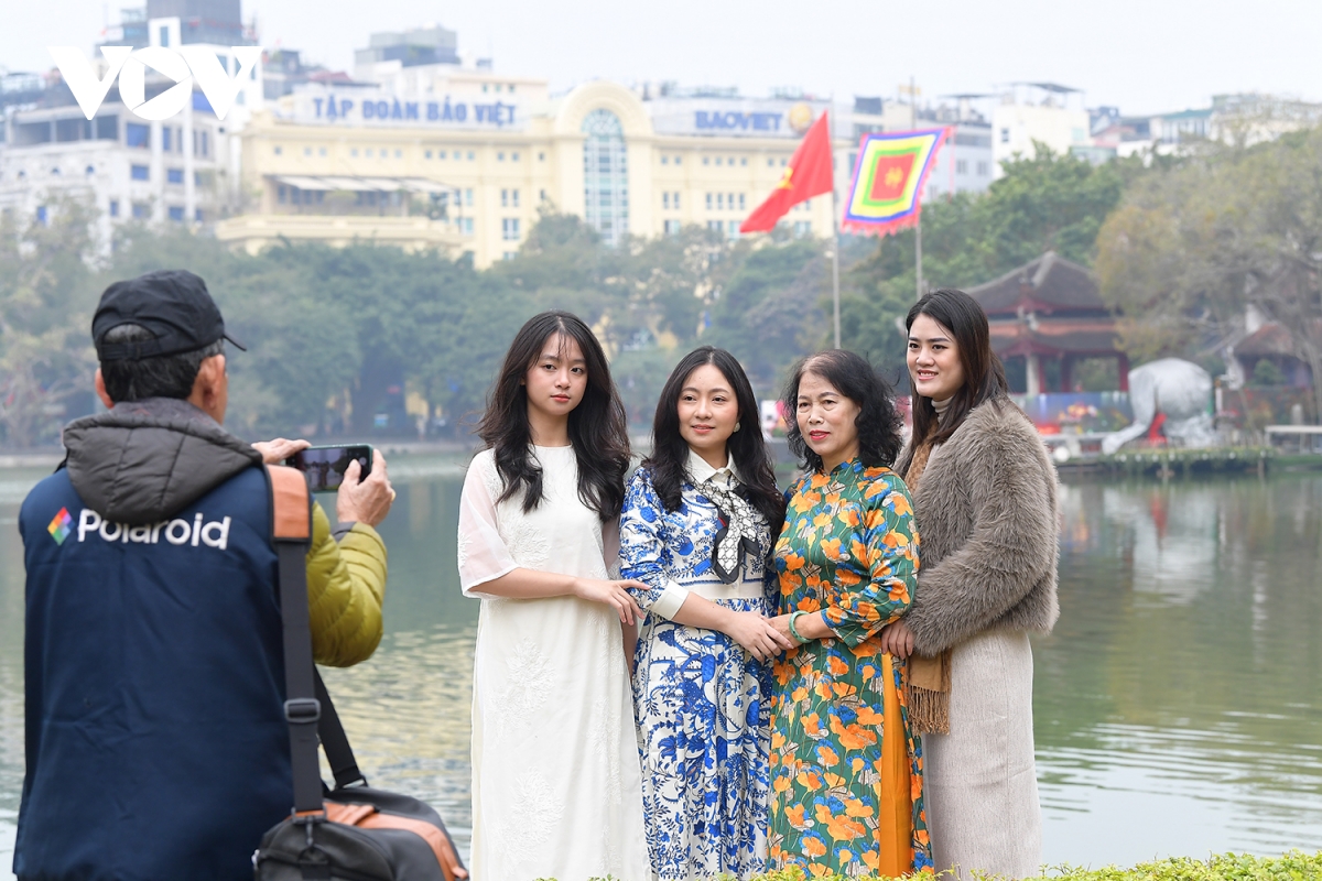 nguoi ha noi xung xinh ao dai du xuan sang mung 1 tet hinh anh 2