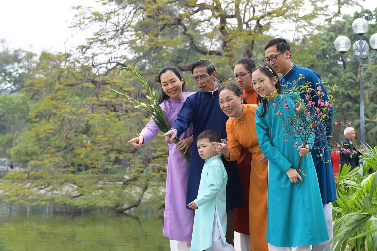 nguoi ha noi xung xinh ao dai du xuan sang mung 1 tet hinh anh 4