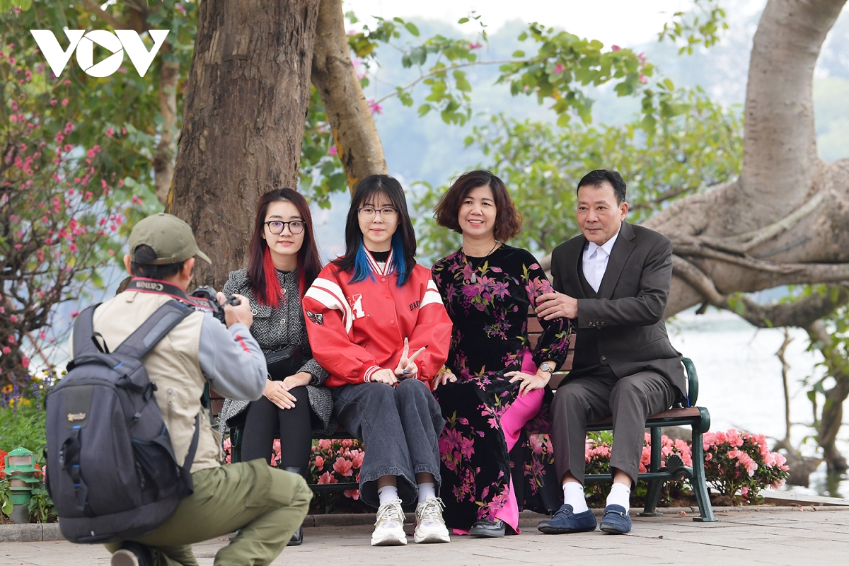 nguoi ha noi xung xinh ao dai du xuan sang mung 1 tet hinh anh 8