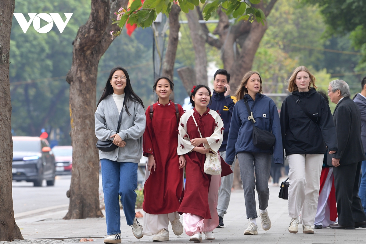 nguoi ha noi xung xinh ao dai du xuan sang mung 1 tet hinh anh 1