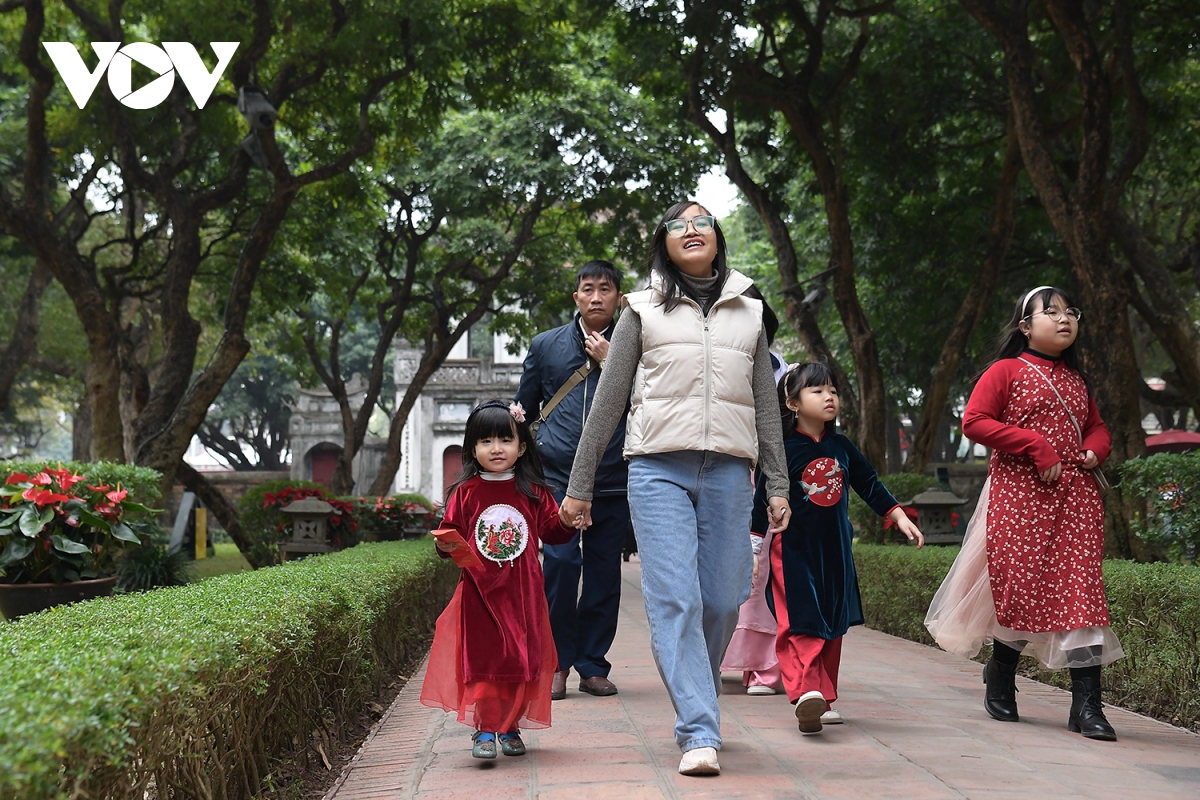 nguoi ha noi xung xinh ao dai du xuan sang mung 1 tet hinh anh 13