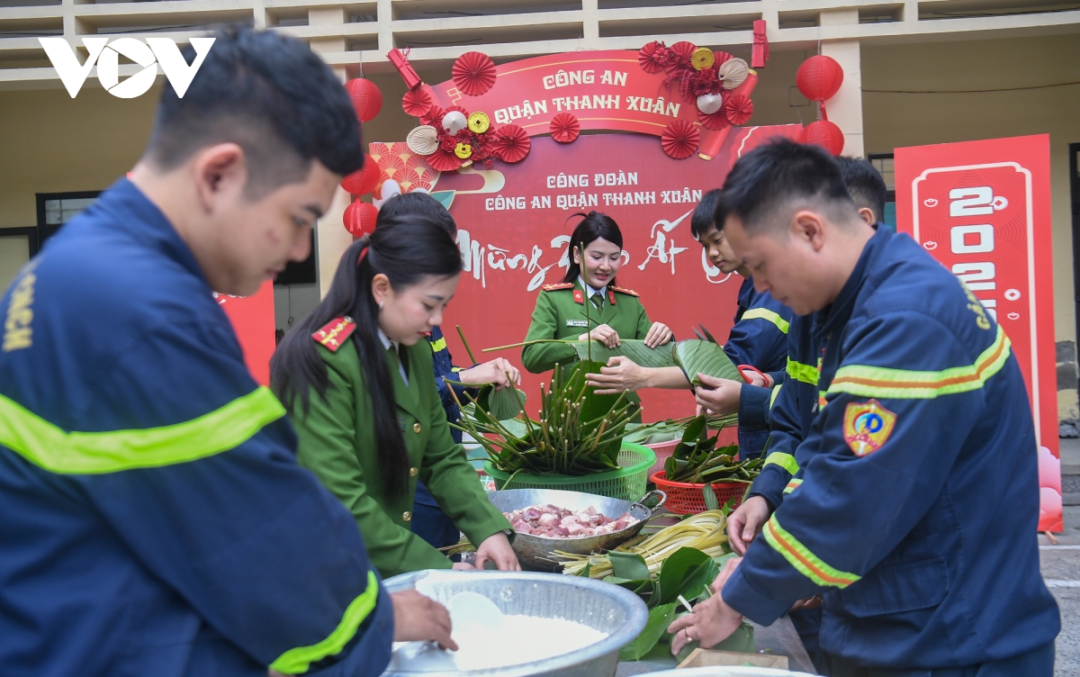 canh sat pccc ha noi tro tai goi banh chung, san sang truc chien dem giao thua hinh anh 1