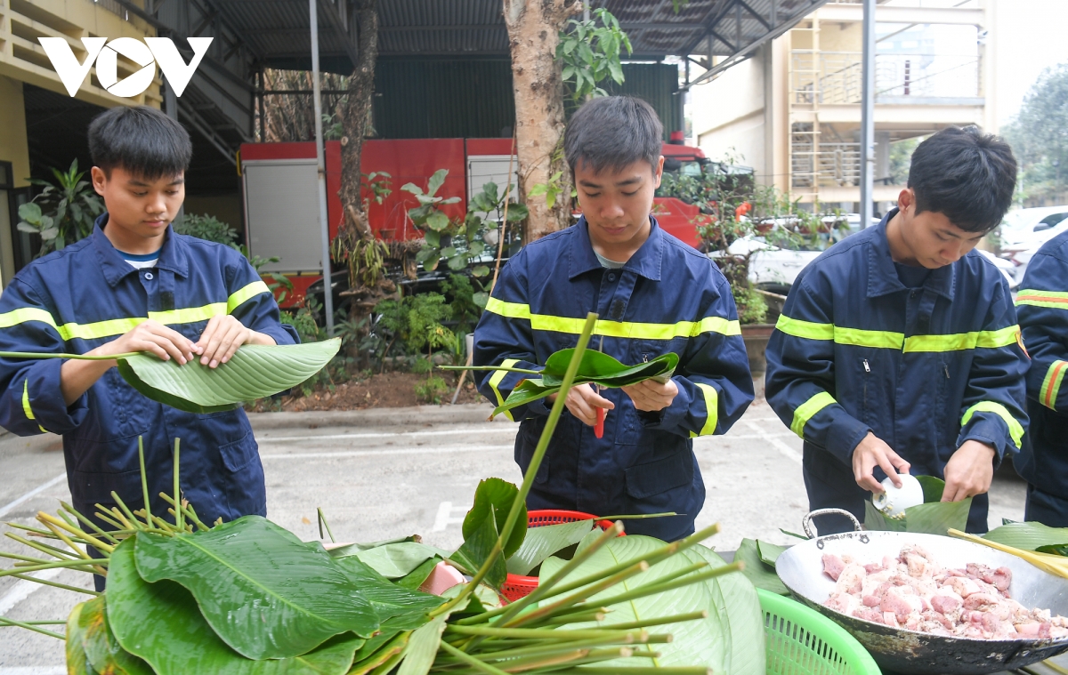 canh sat pccc ha noi tro tai goi banh chung, san sang truc chien dem giao thua hinh anh 4