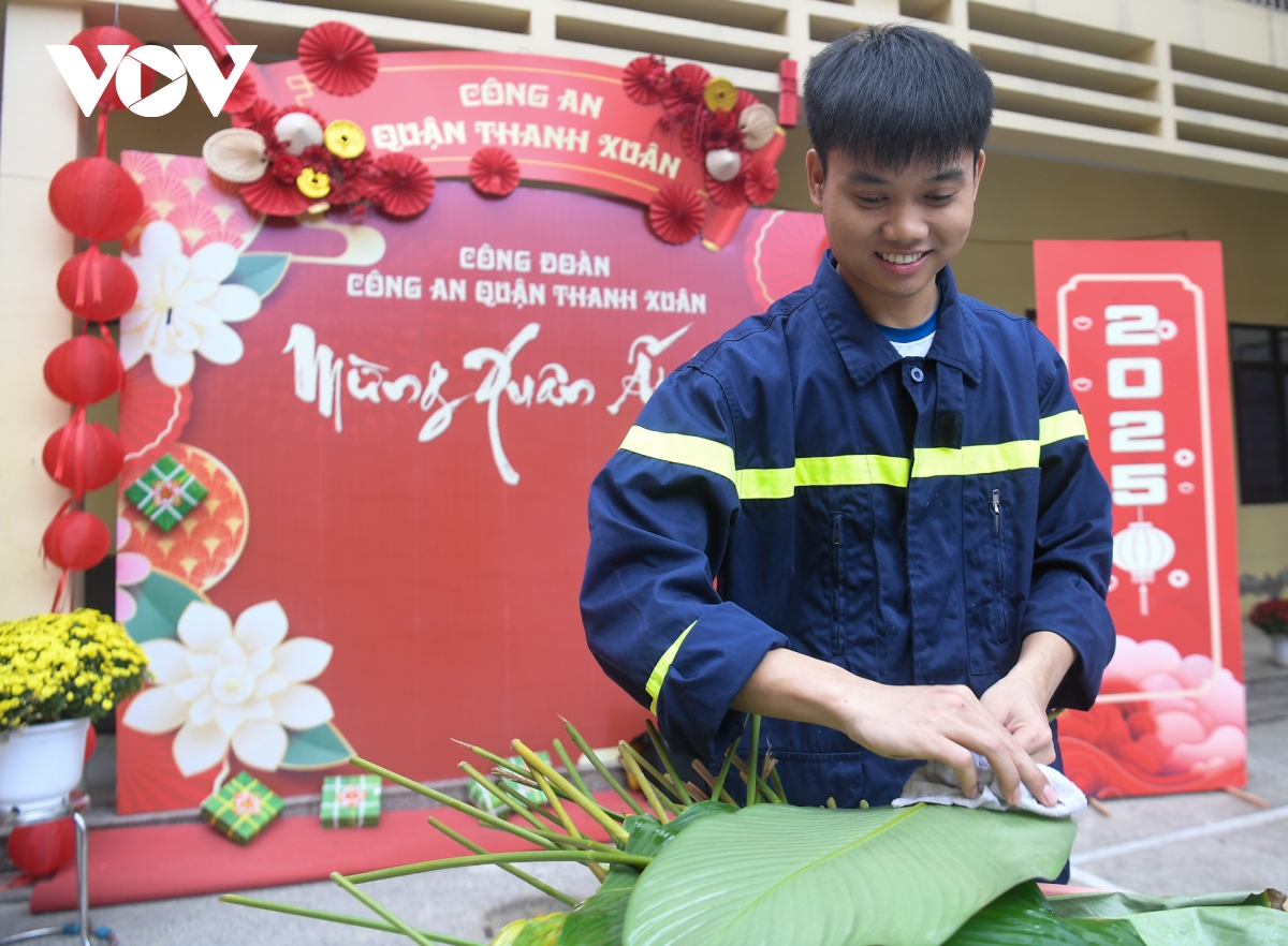 canh sat pccc ha noi tro tai goi banh chung, san sang truc chien dem giao thua hinh anh 5