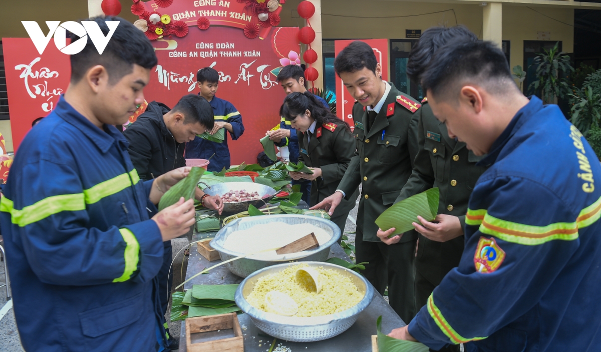 canh sat pccc ha noi tro tai goi banh chung, san sang truc chien dem giao thua hinh anh 2