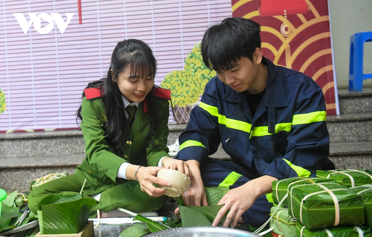 canh sat pccc ha noi tro tai goi banh chung, san sang truc chien dem giao thua hinh anh 12