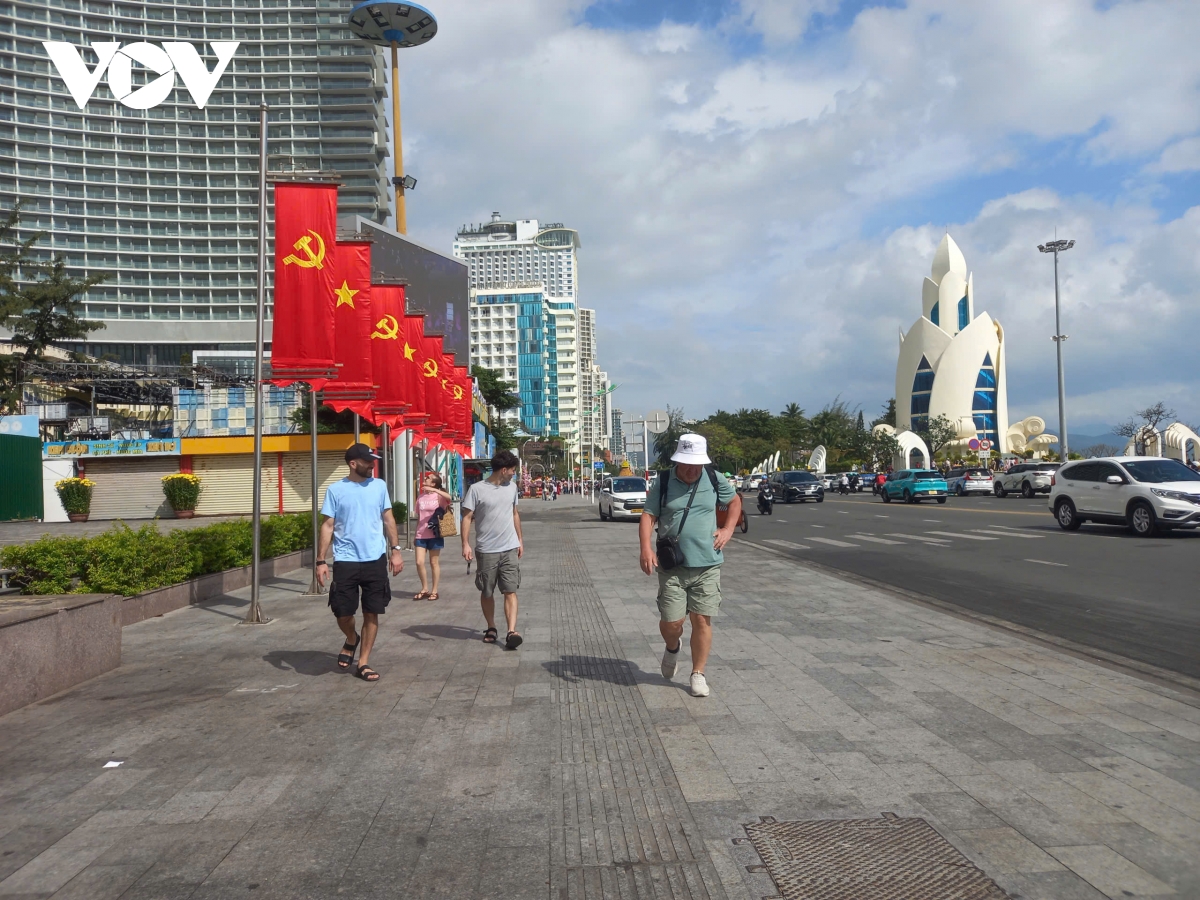 hang van khach du lich tham quan nha trang, gia ca dich vu phu hop hinh anh 2