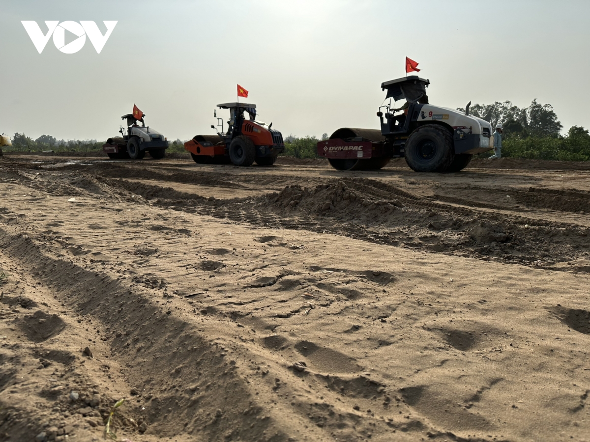mùng 1 tết, hàng ngàn công nhân, kỹ sư vẫn miệt mài trên công trường ở miền tây hình ảnh 3 mung 1 tet, hang ngan cong nhan, ky su van miet mai tren cong truong o mien tay hinh anh 3