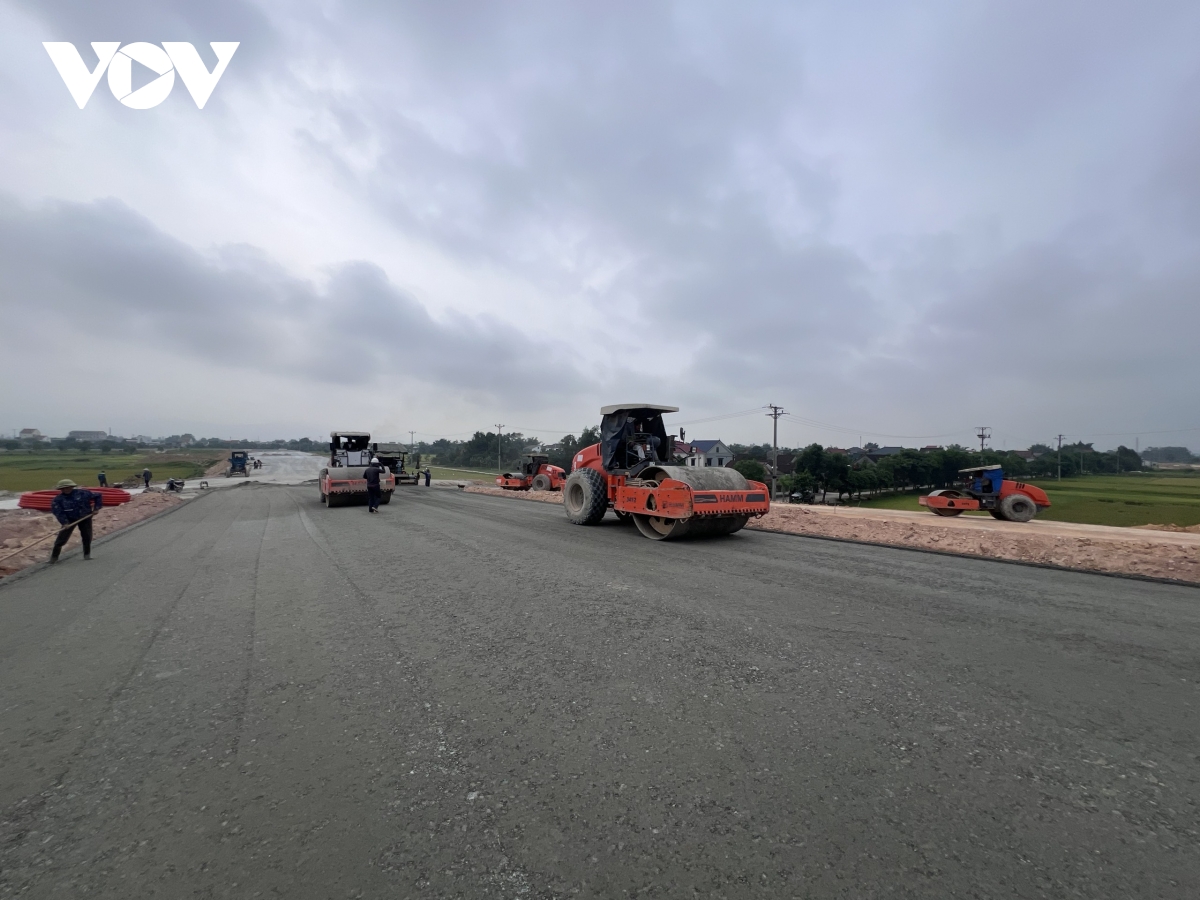 Tết không nghỉ trên công trường cao tốc Bắc Nam