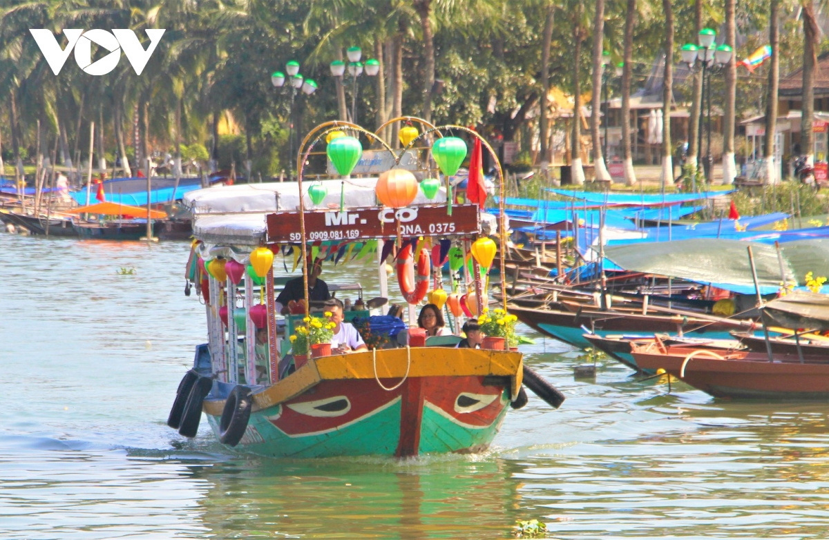 dòng người đổ về phố cổ hội an những ngày đầu năm mới hình ảnh 2 dong nguoi do ve pho co hoi an nhung ngay dau nam moi hinh anh 2