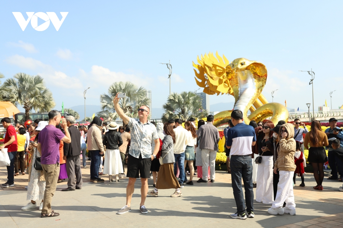 du xuân đường hoa, check-in linh vật Ất tỵ 2025 ở thành phố Đà nẵng hình ảnh 2 du xuan duong hoa, check-in linh vat At ty 2025 o thanh pho Da nang hinh anh 2