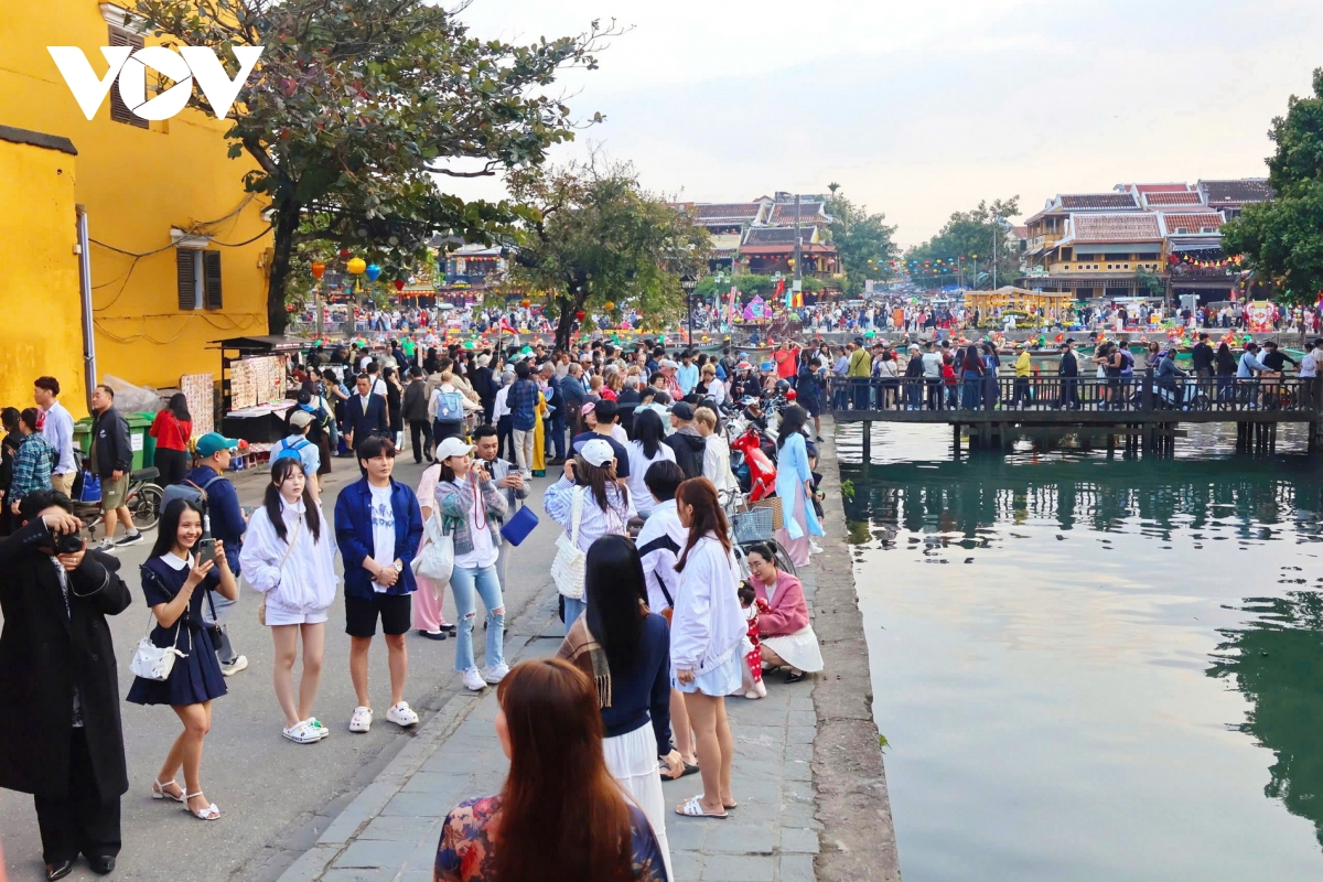 dòng người đổ về phố cổ hội an những ngày đầu năm mới hình ảnh 4 dong nguoi do ve pho co hoi an nhung ngay dau nam moi hinh anh 4