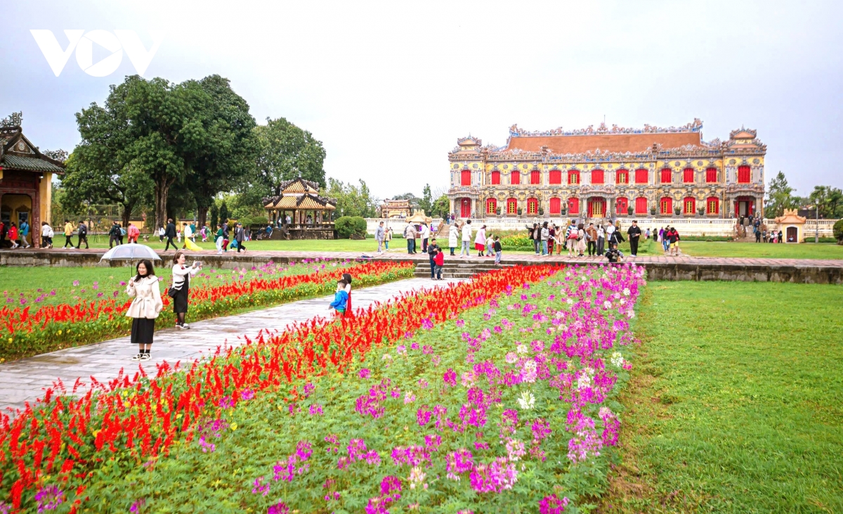 khu di san hue don hang ngan luot khach tham quan, vui tet hinh anh 3