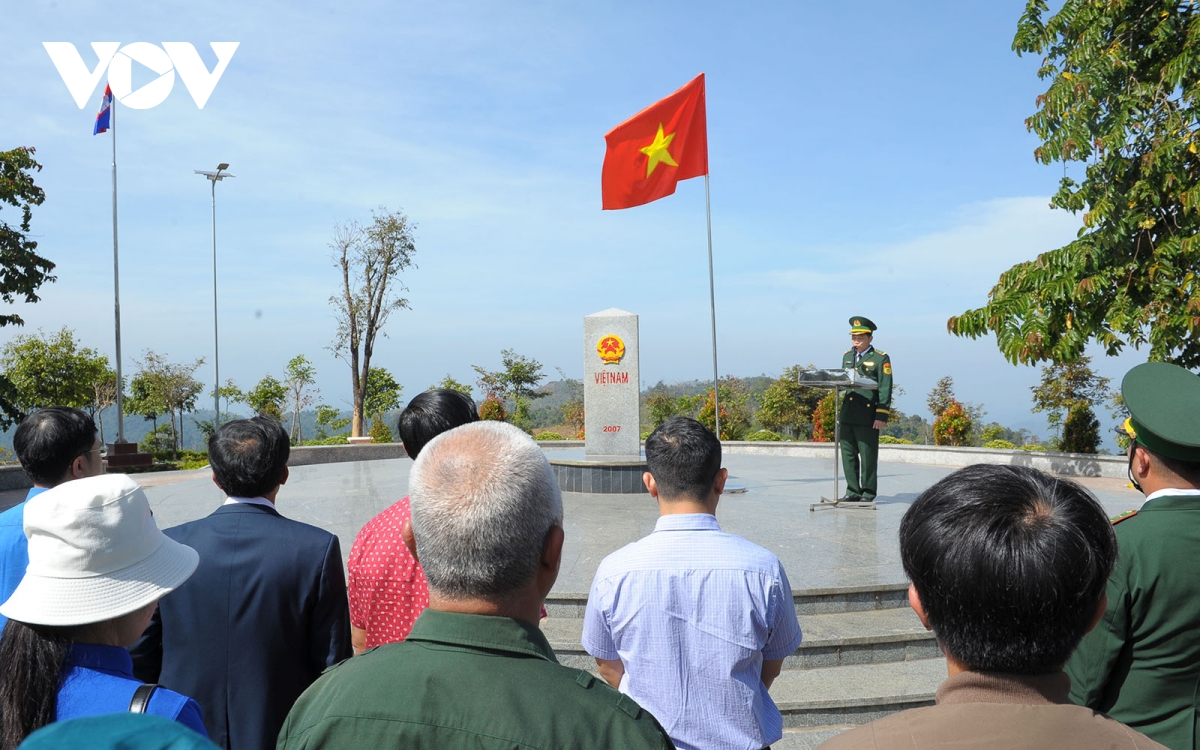 lễ chào cờ ngày mùng 1 tết tại cột mốc biên giới việt nam-lào-campuchia hình ảnh 1 le chao co ngay mung 1 tet tai cot moc bien gioi viet nam-lao-campuchia hinh anh 1