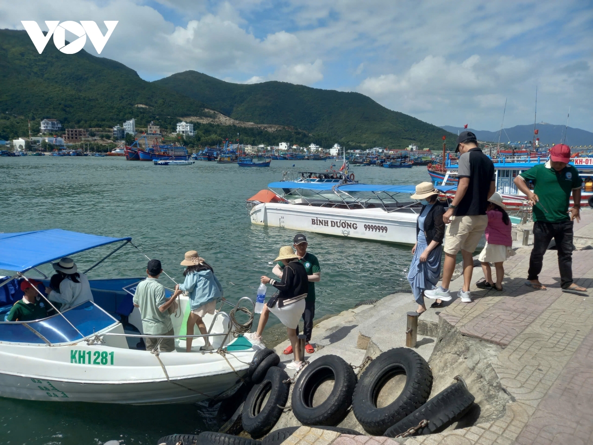 hang van khach du lich tham quan nha trang, gia ca dich vu phu hop hinh anh 3