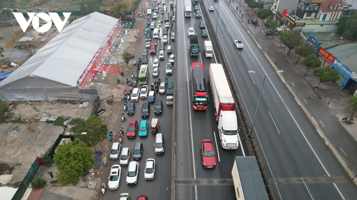 dong nguoi nuom nuop ve que, cua ngo ha noi un tac trong ngay dau nghi tet hinh anh 1