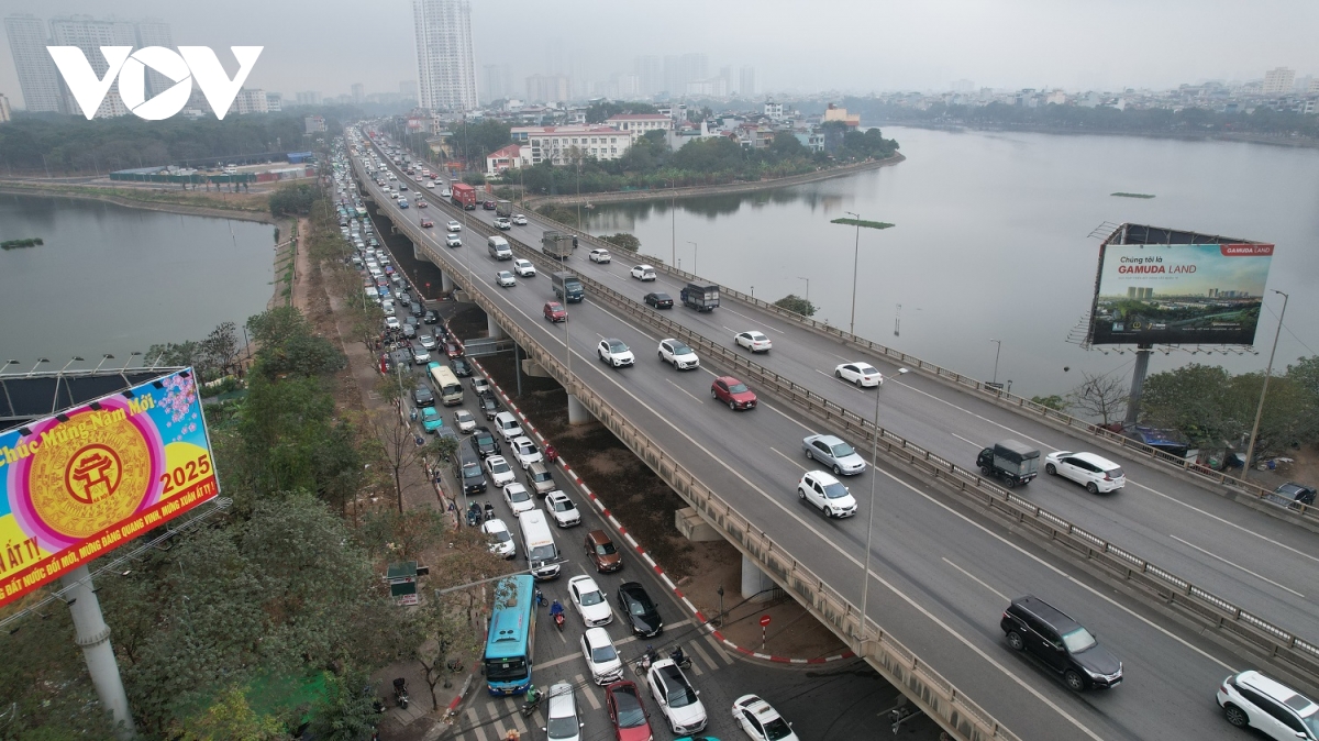 dong nguoi nuom nuop ve que, cua ngo ha noi un tac trong ngay dau nghi tet hinh anh 2