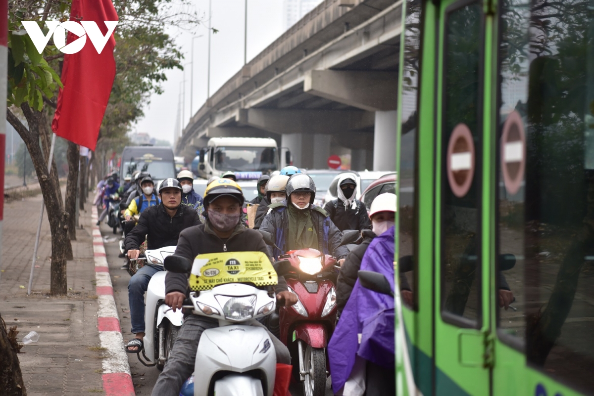 dong nguoi nuom nuop ve que, cua ngo ha noi un tac trong ngay dau nghi tet hinh anh 10