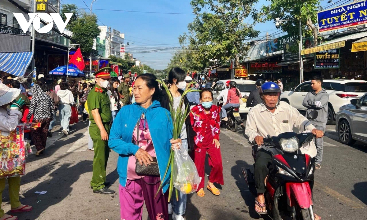 an giang hàng ngàn người đổ về miếu bà chúa xứ núi sam tham quan hình ảnh 1 an giang hang ngan nguoi do ve mieu ba chua xu nui sam tham quan hinh anh 1