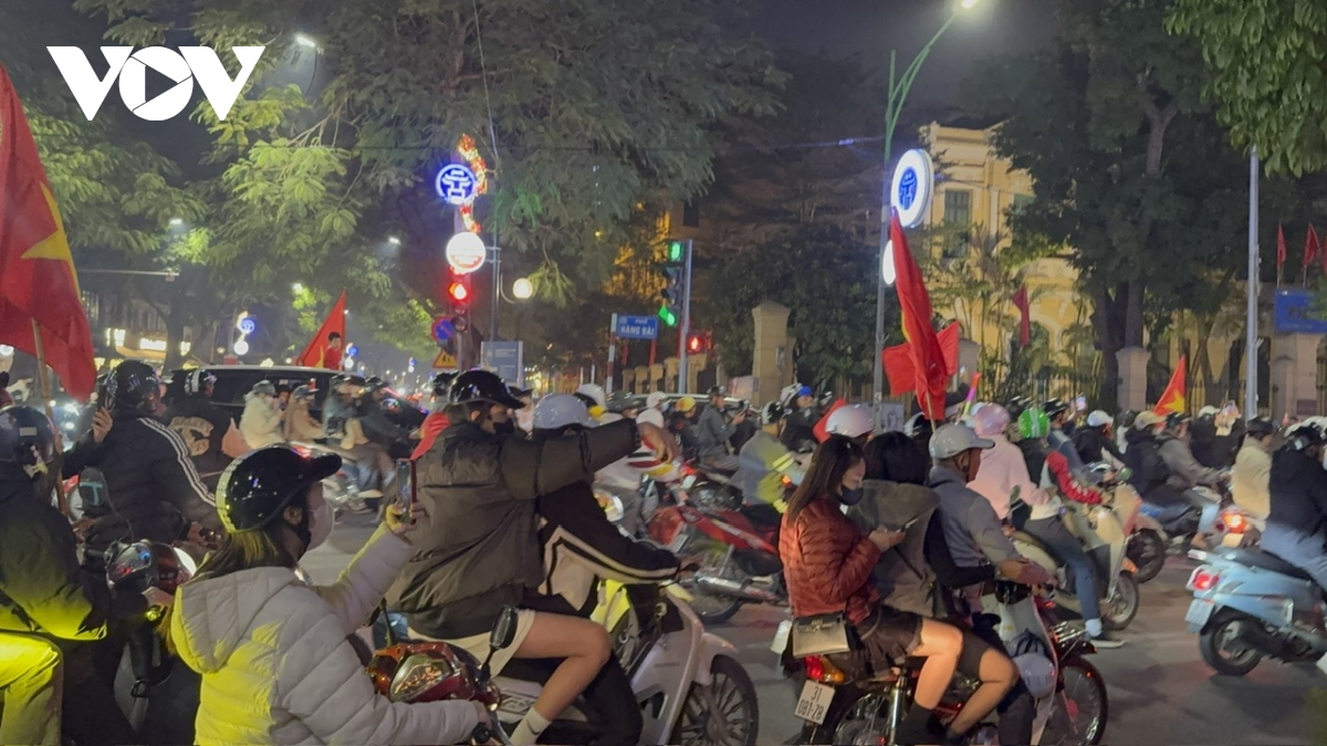 mot dem ha noi khong ngu, khap cac nga pho tran ngap sac co do sao vang hinh anh 3