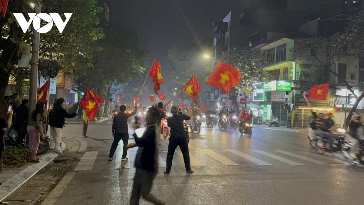 mot dem ha noi khong ngu, khap cac nga pho tran ngap sac co do sao vang hinh anh 2