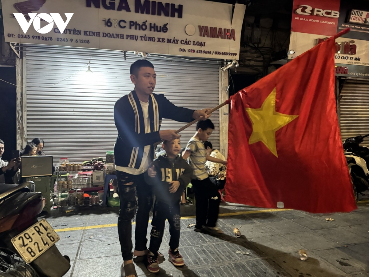 mot dem ha noi khong ngu, khap cac nga pho tran ngap sac co do sao vang hinh anh 6