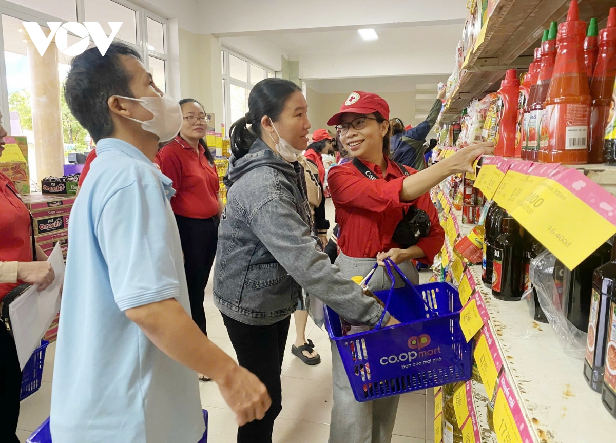 hội chữ thập đỏ tp Đà nẵng vận động hơn 5 tỷ đồng trao quà tết tặng người nghèo hình ảnh 3 hoi chu thap do tp Da nang van dong hon 5 ty dong trao qua tet tang nguoi ngheo hinh anh 3