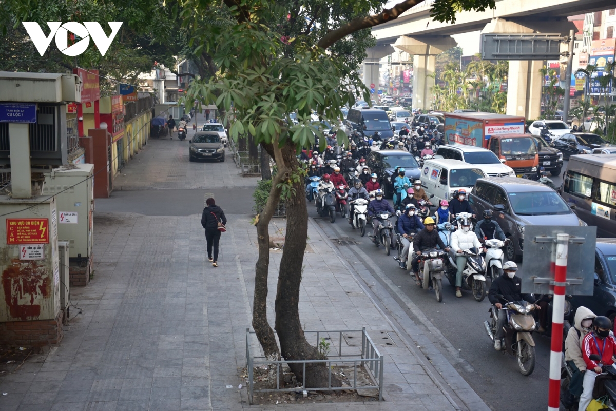 người hà nội chật vật di chuyển trên đường trong những ngày giáp tết hình ảnh 5 nguoi ha noi chat vat di chuyen tren duong trong nhung ngay giap tet hinh anh 5