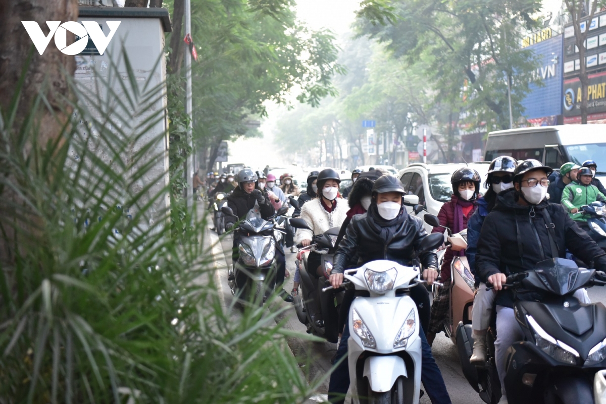 người hà nội chật vật di chuyển trên đường trong những ngày giáp tết hình ảnh 13 nguoi ha noi chat vat di chuyen tren duong trong nhung ngay giap tet hinh anh 13