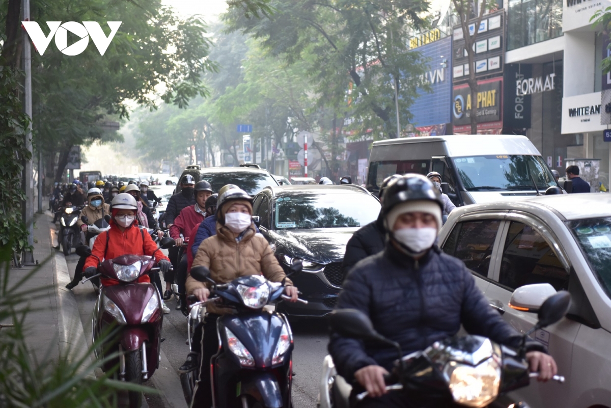 người hà nội chật vật di chuyển trên đường trong những ngày giáp tết hình ảnh 16 nguoi ha noi chat vat di chuyen tren duong trong nhung ngay giap tet hinh anh 16
