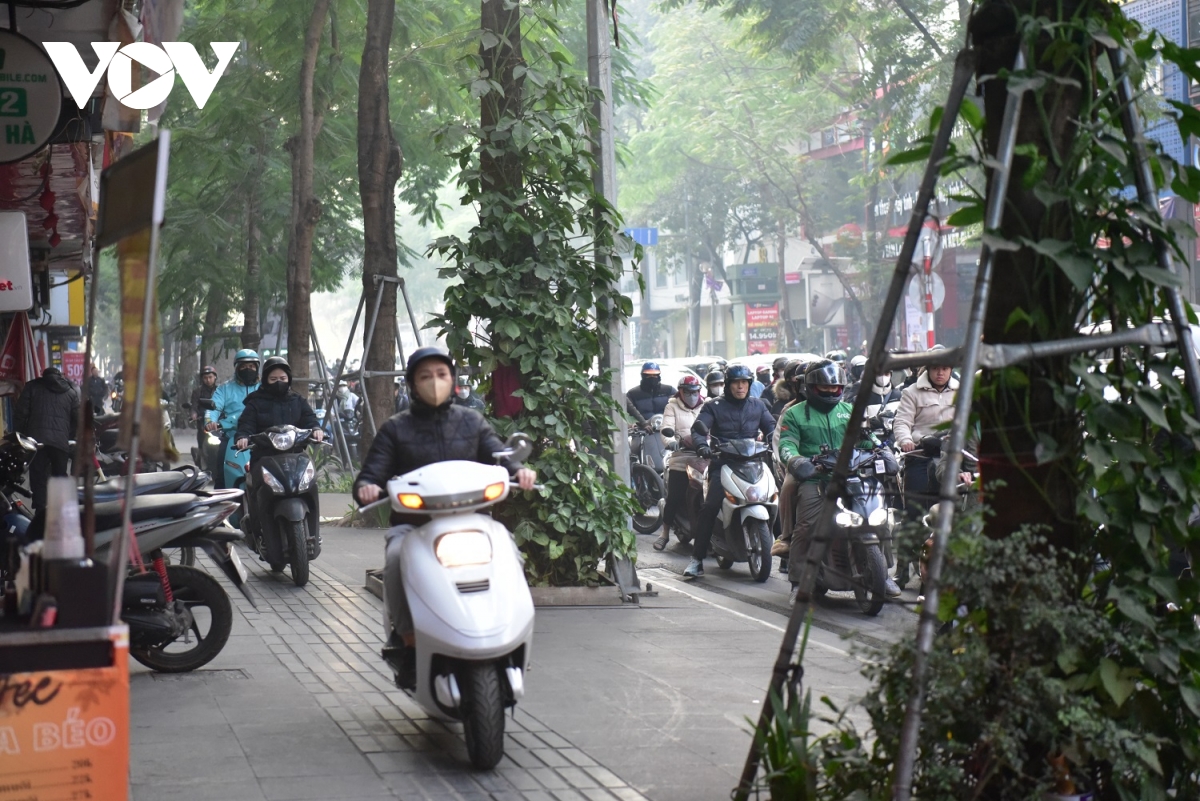 người hà nội chật vật di chuyển trên đường trong những ngày giáp tết hình ảnh 8 nguoi ha noi chat vat di chuyen tren duong trong nhung ngay giap tet hinh anh 8