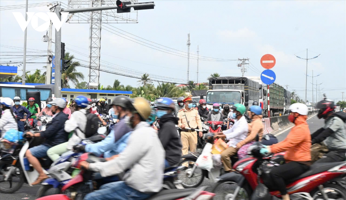 tiền giang hàng nghìn học viên học lái xe ô tô, mô tô phải nằm chờ sát hạch hình ảnh 1 tien giang hang nghin hoc vien hoc lai xe o to, mo to phai nam cho sat hach hinh anh 1