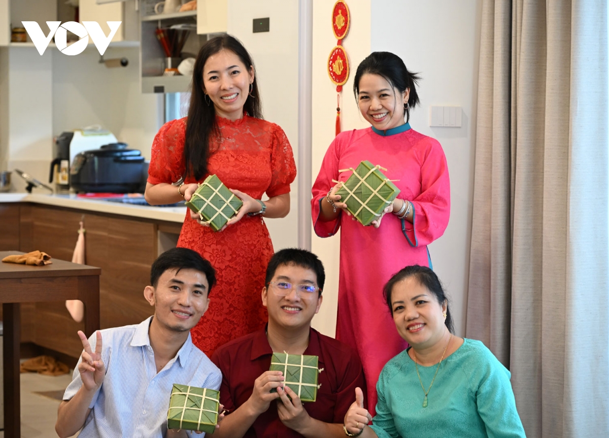 goi banh chung, mo ra cau chuyen que huong ngay tet hinh anh 2