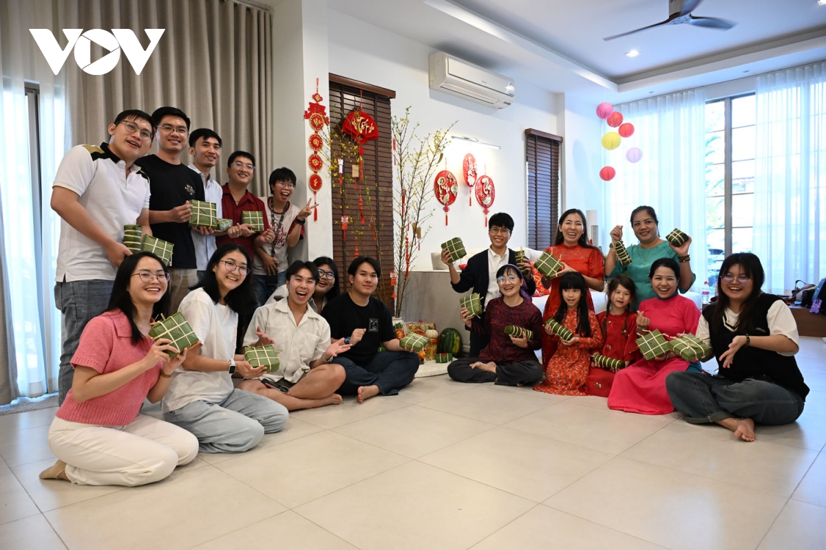 goi banh chung, mo ra cau chuyen que huong ngay tet hinh anh 4