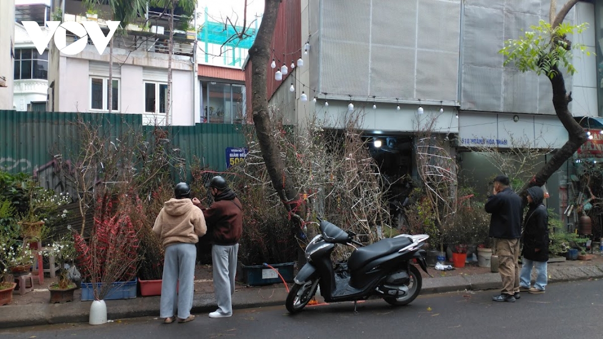 nguoi ban dao, quat tet o ha noi co ro duoi troi mua ret hinh anh 13