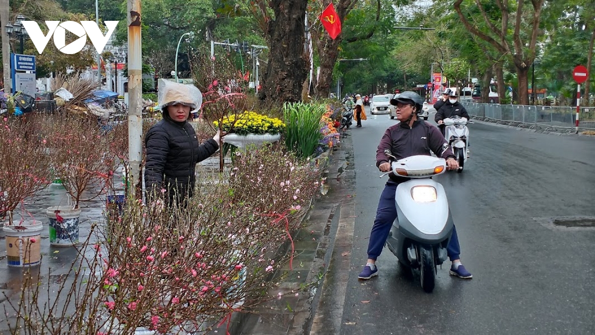 nguoi ban dao, quat tet o ha noi co ro duoi troi mua ret hinh anh 2